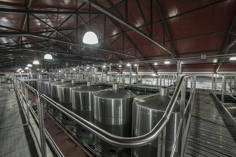 Nádrže vo vinárstve Bodegas Callia Nádrže vo vinárstve Bodegas Callia
