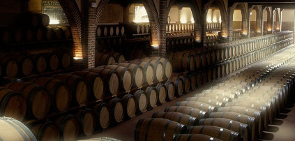 Červené vína dozrievajú v klimatizovanej vínnej pivnici Marqués de Griñón. Červené vína dozrievajú v klimatizovanej vínnej pivnici Marqués de Griñón.