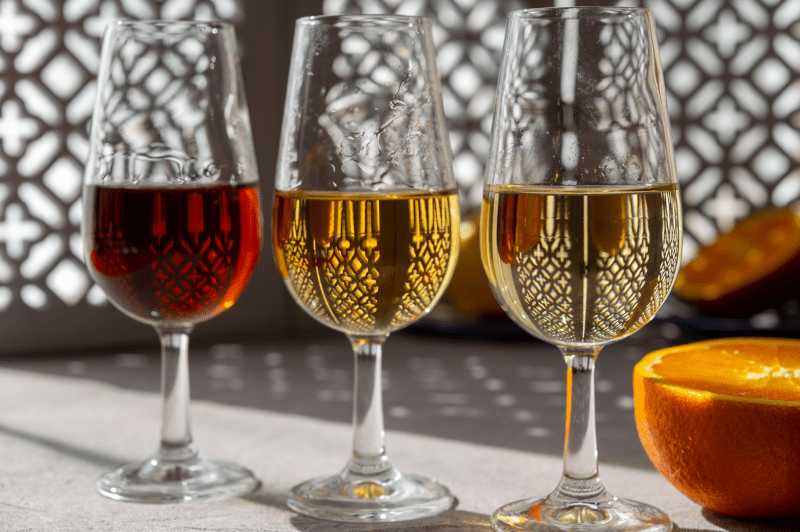 drei Gläser lieblicher Wein
